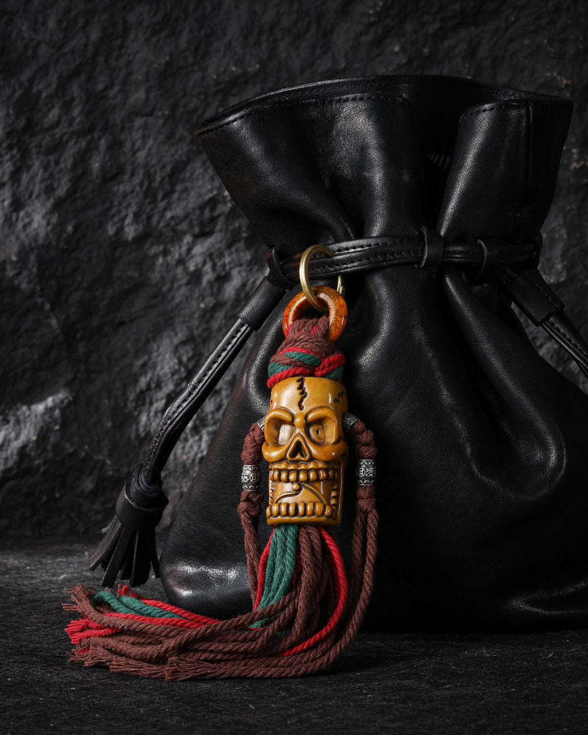 Charm para bolso talismán con calavera de hueso de yak