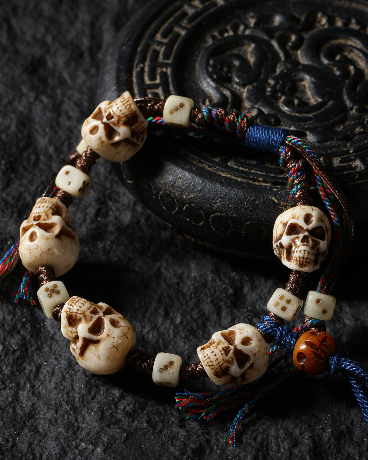 Armband aus geschnitztem Yakknochenschädel