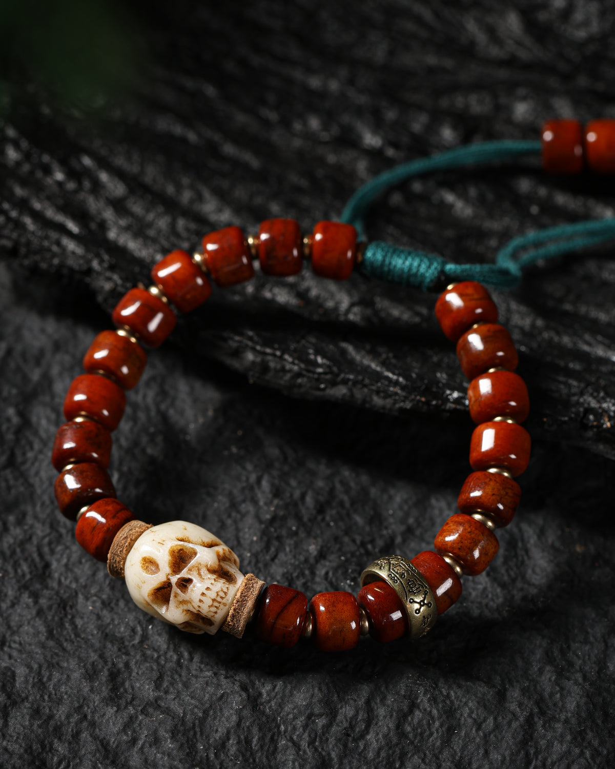 Armband aus geschnitztem Yakknochenschädel