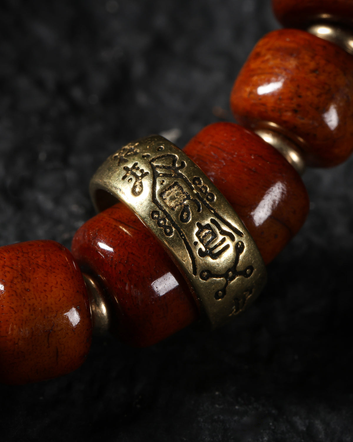 Armband aus geschnitztem Yakknochenschädel