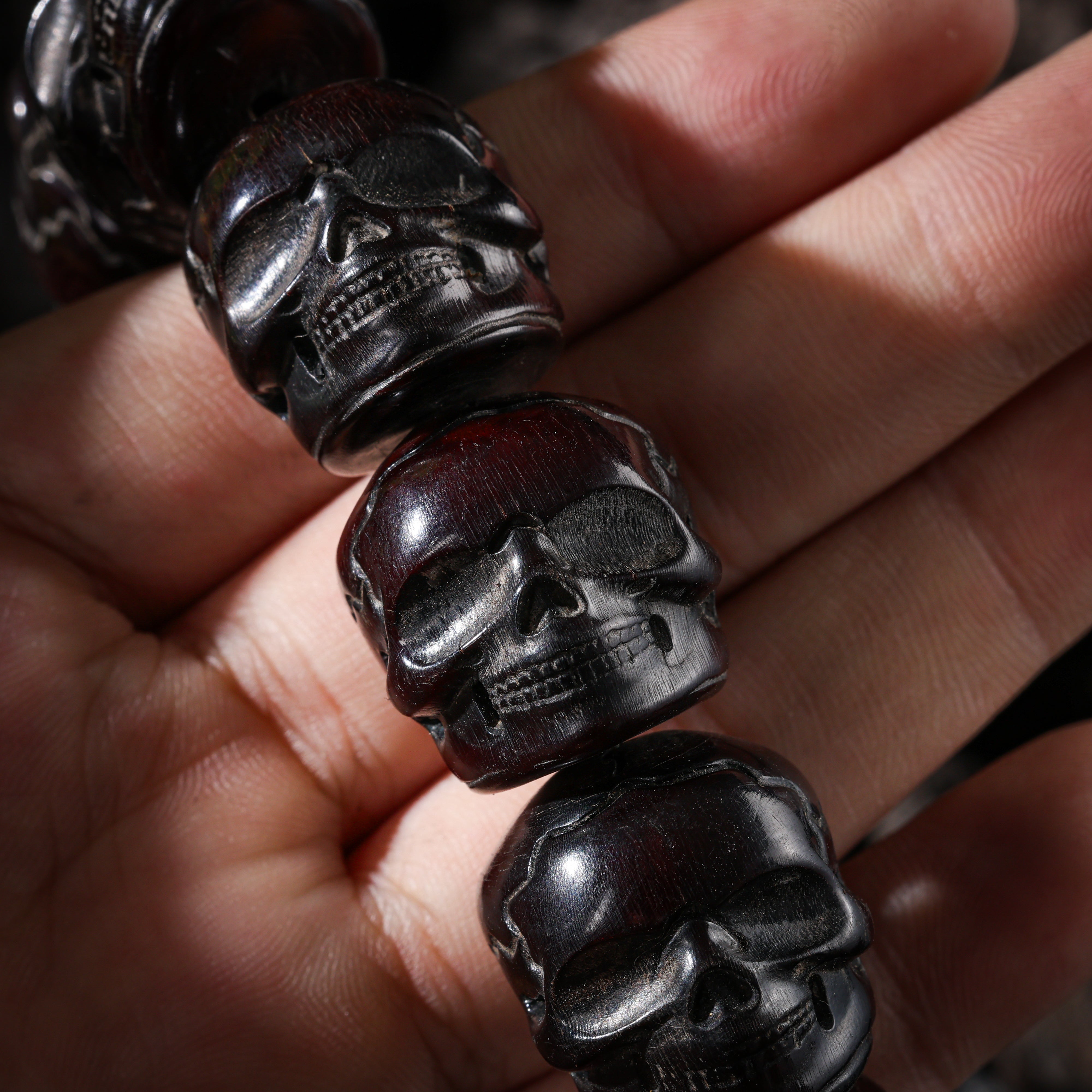 Pulsera de hueso de calavera roja-5