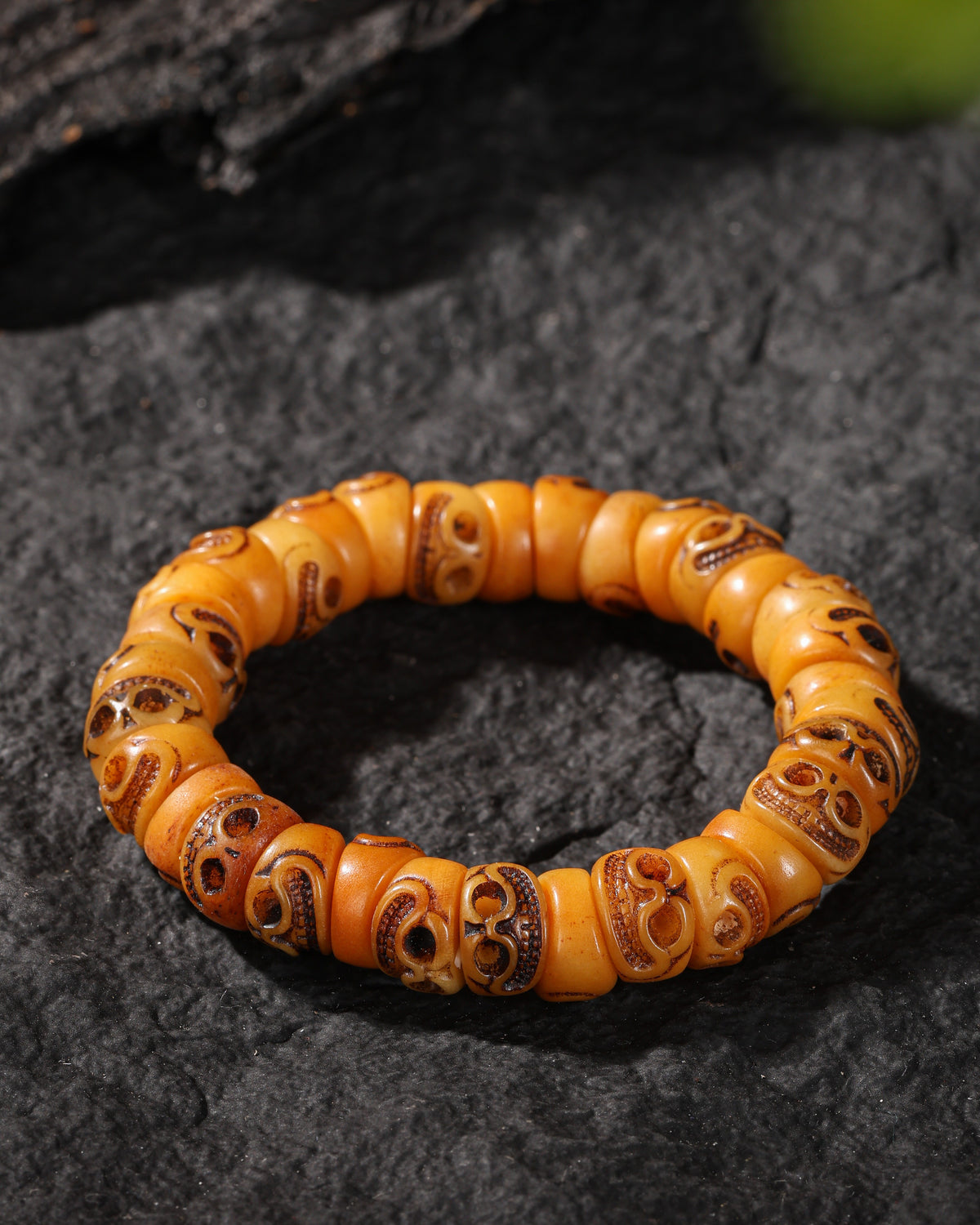 Bracciale con teschio sorridente in osso di yak