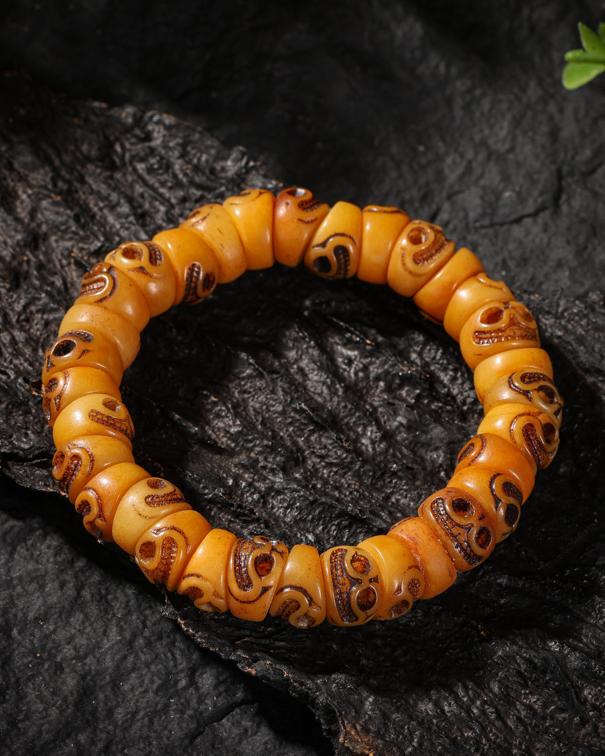 Bracciale con teschio sorridente in osso di yak
