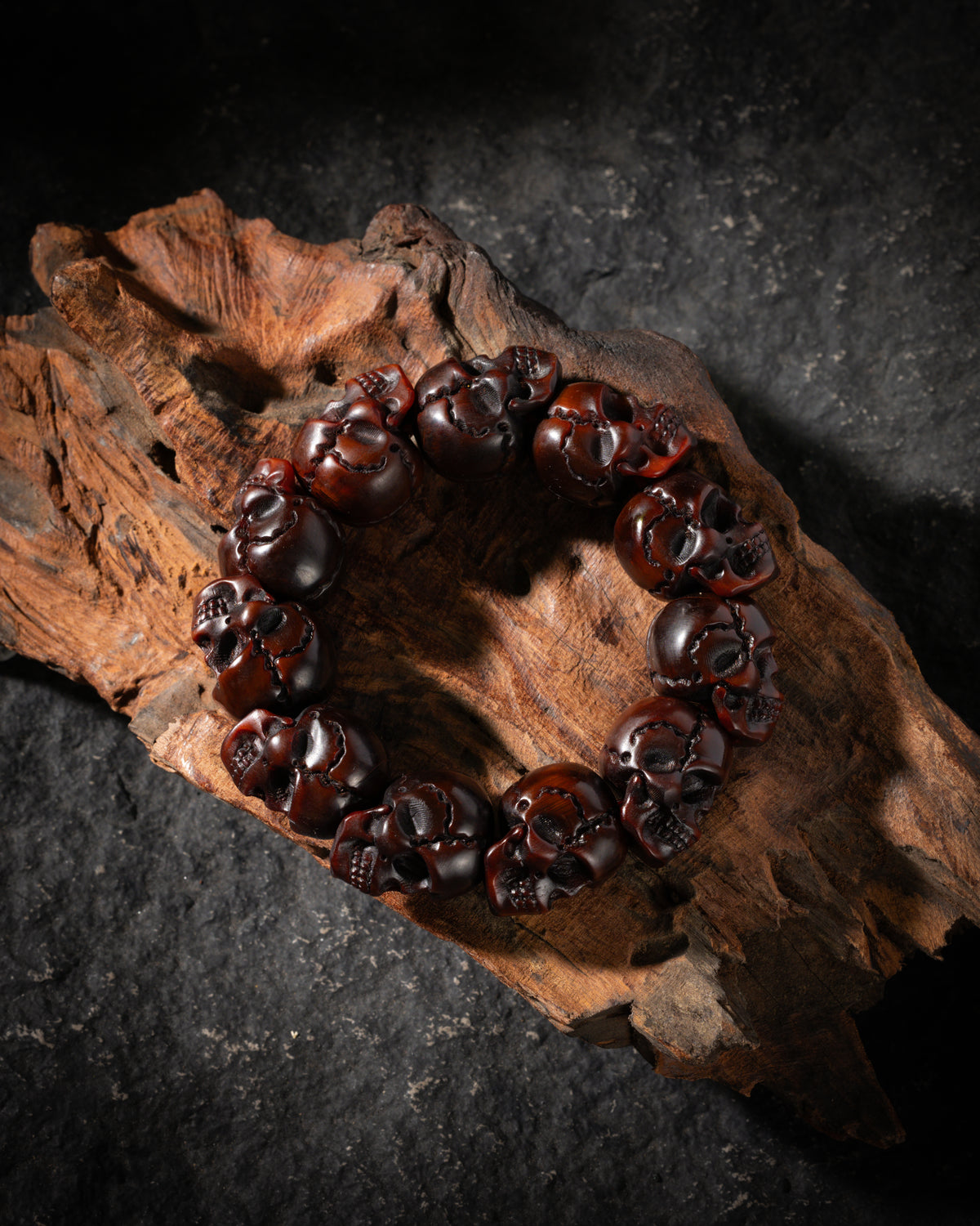 Bracciale con teschio in osso di yak bordeaux scuro