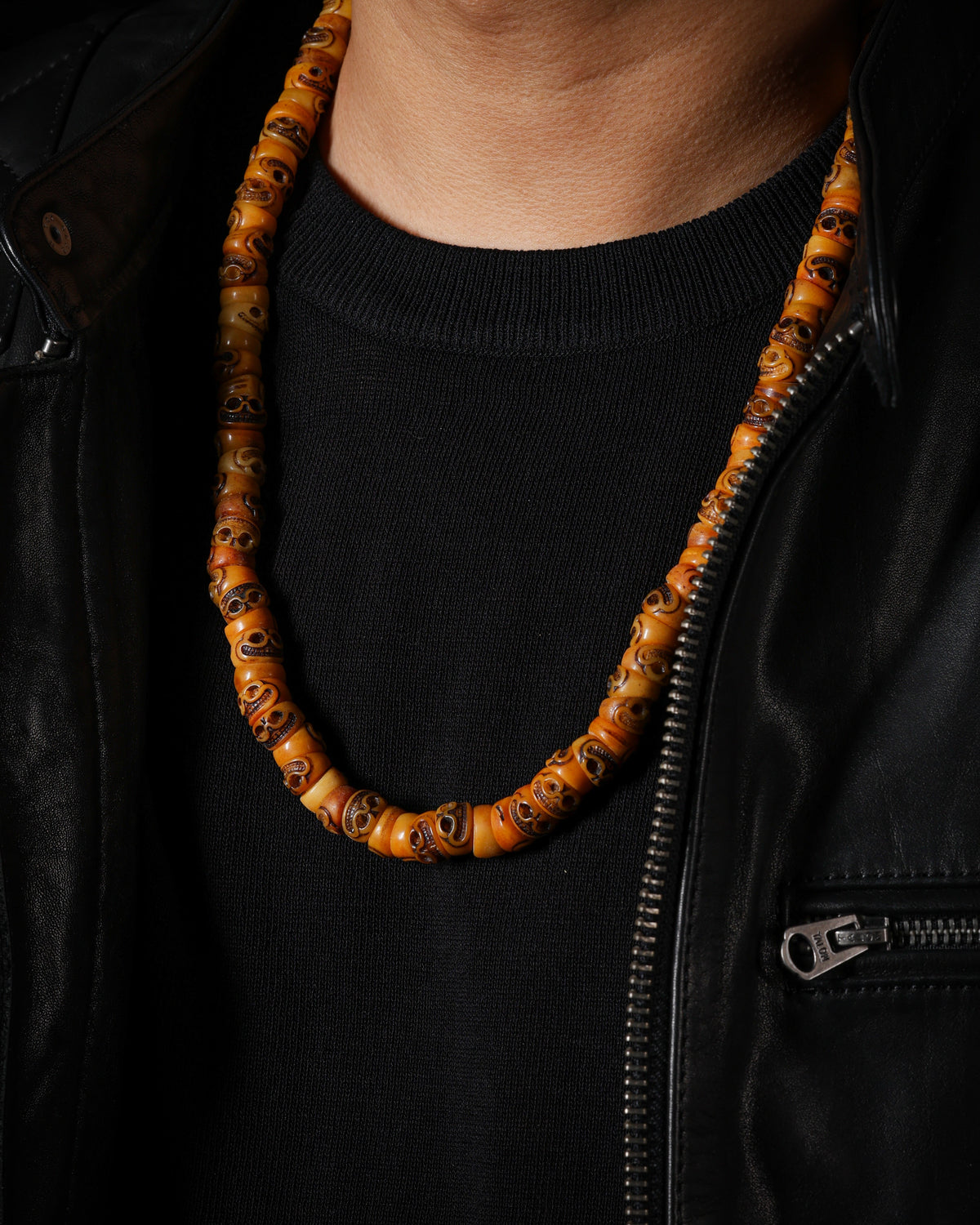 Collana con teschio sorridente in osso