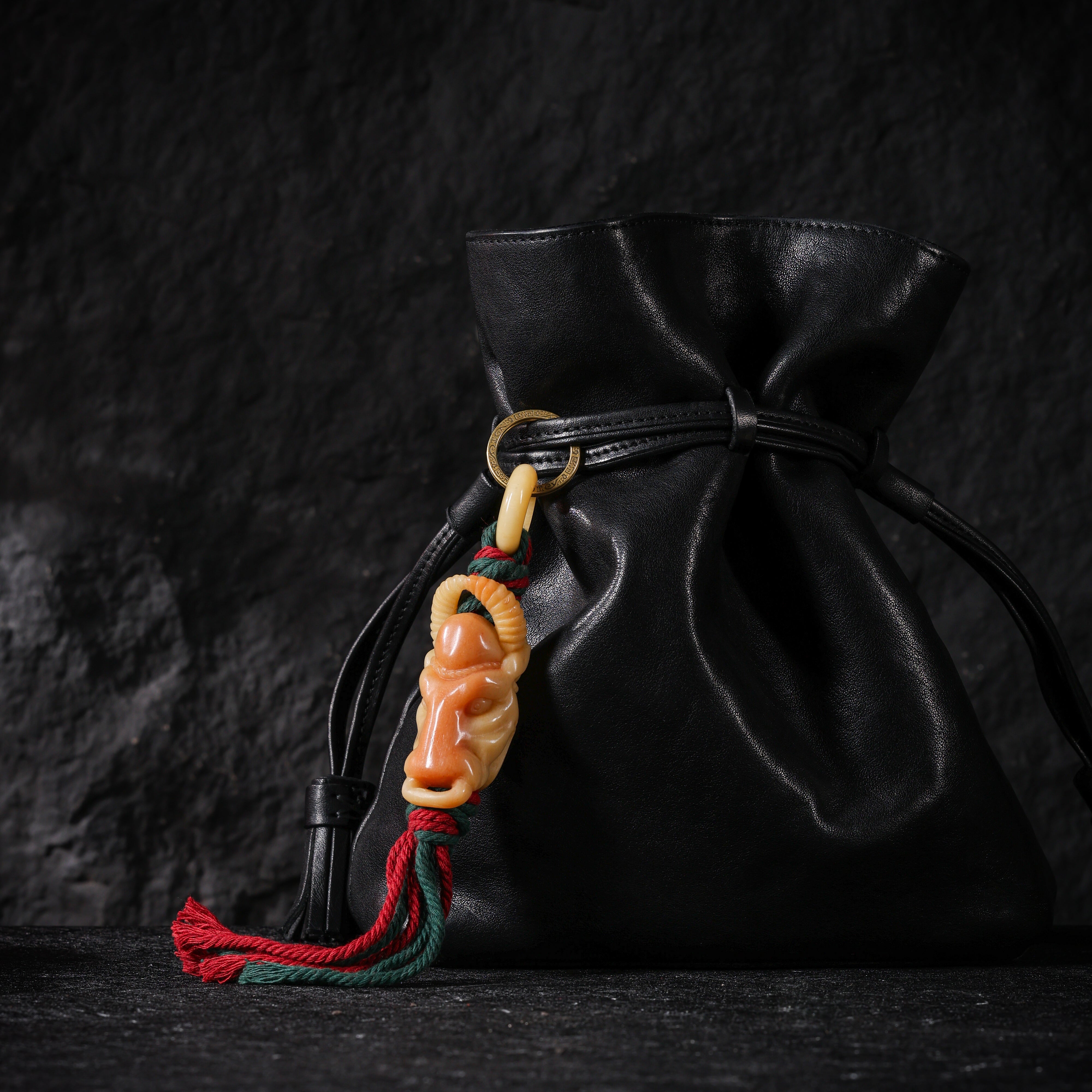 Llavero con dije de bolso de hueso de yak Talismán