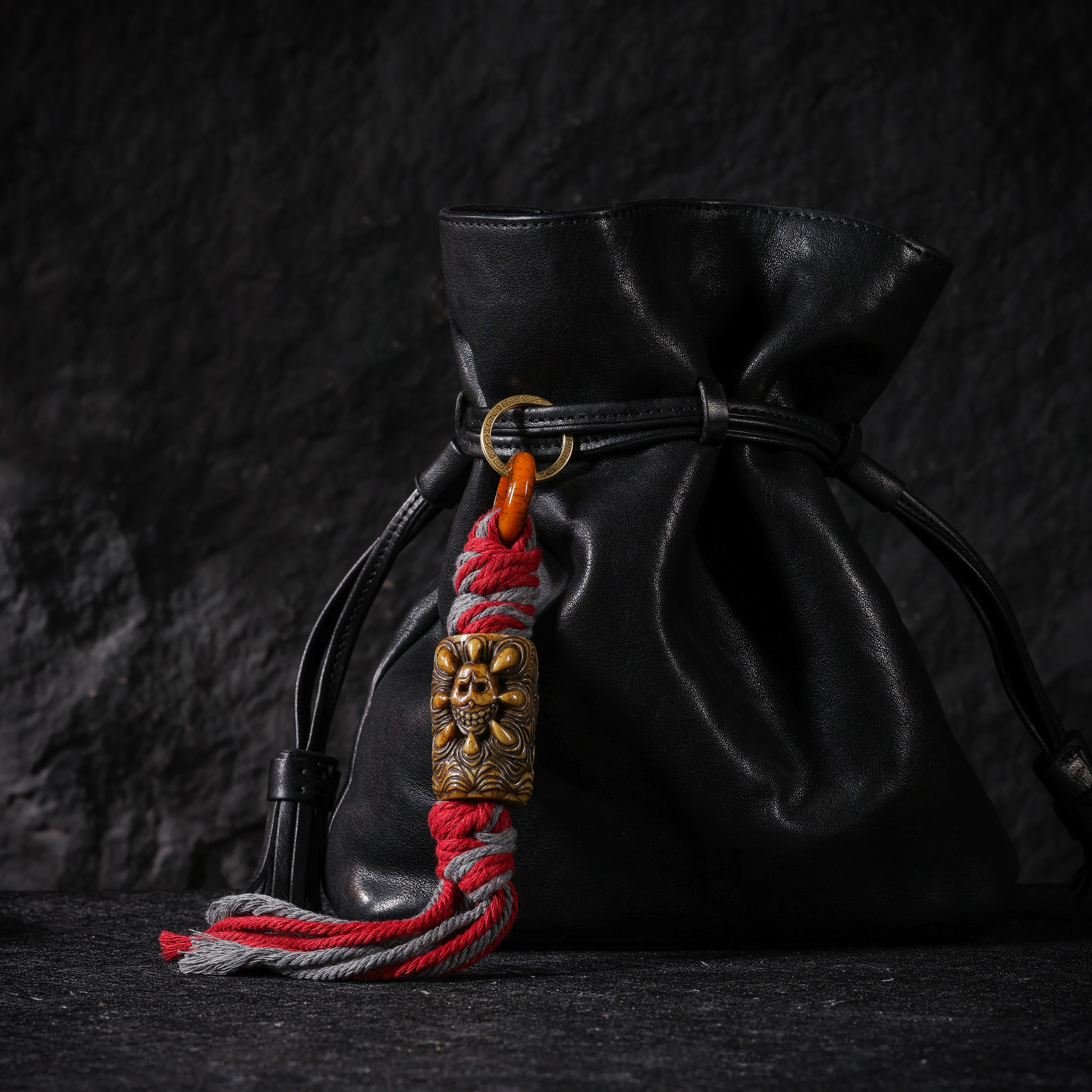 Sleutelhanger met schedelmotief en talisman voor tas