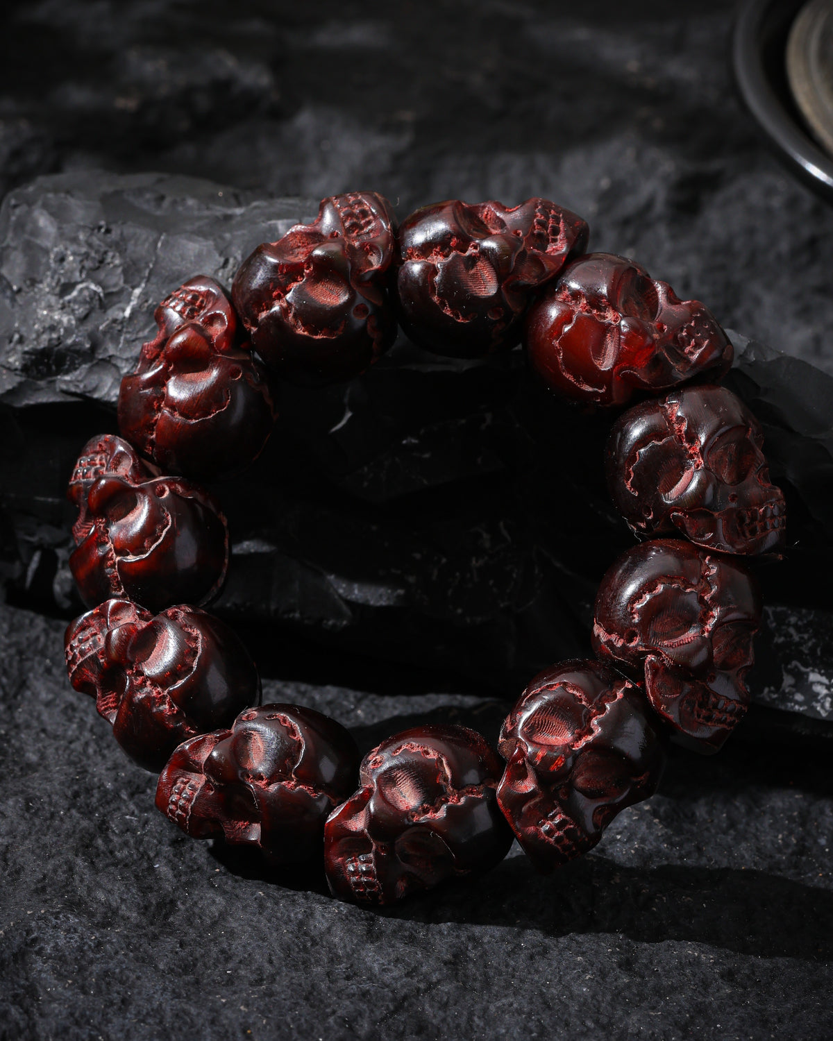 Bracciale con teschio in osso di yak rosso
