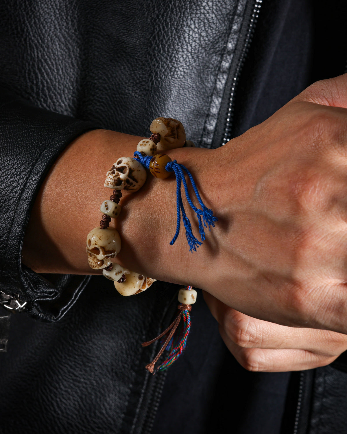 Armband aus geschnitztem Yakknochenschädel