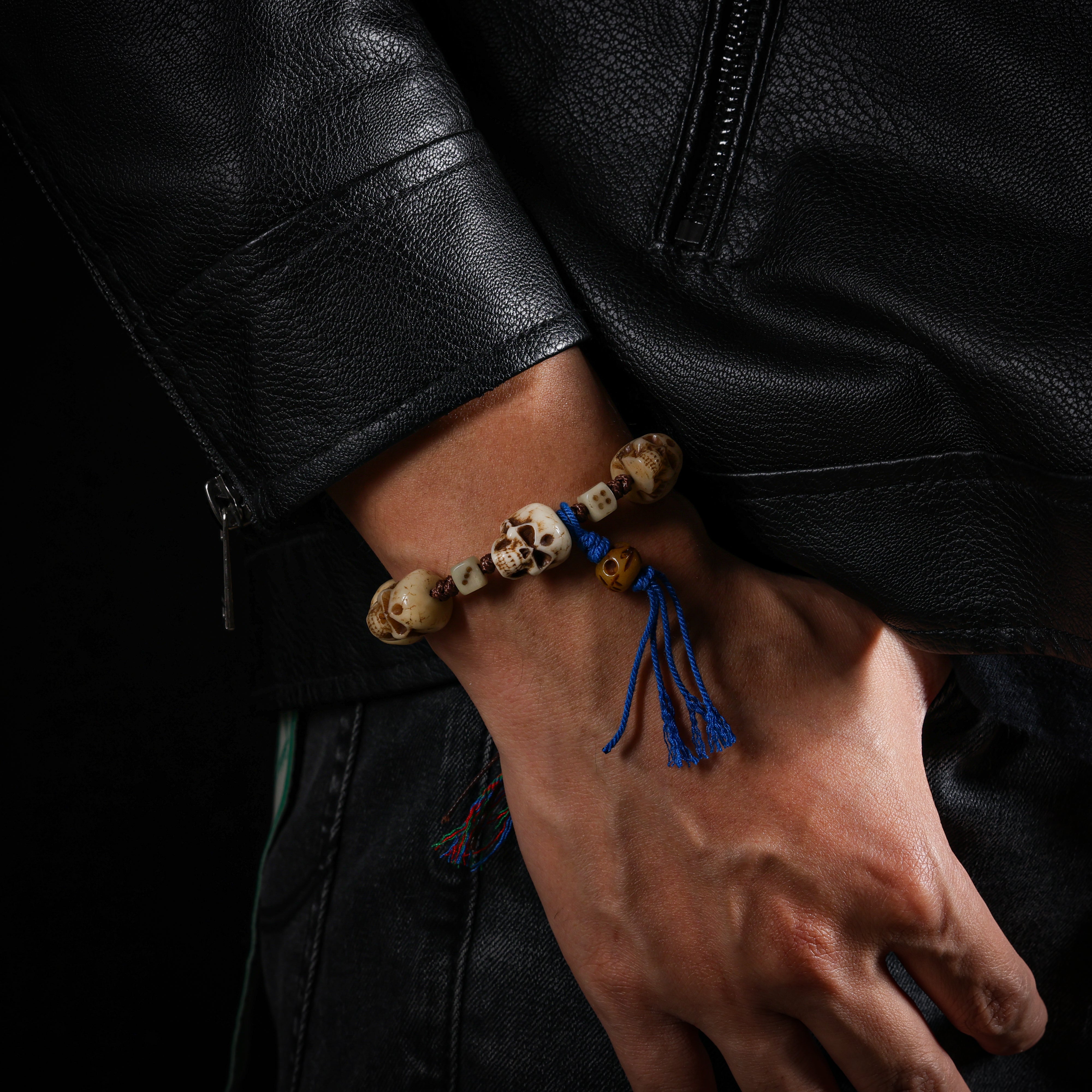 Armbandamulet met schedel van jakbeen-3