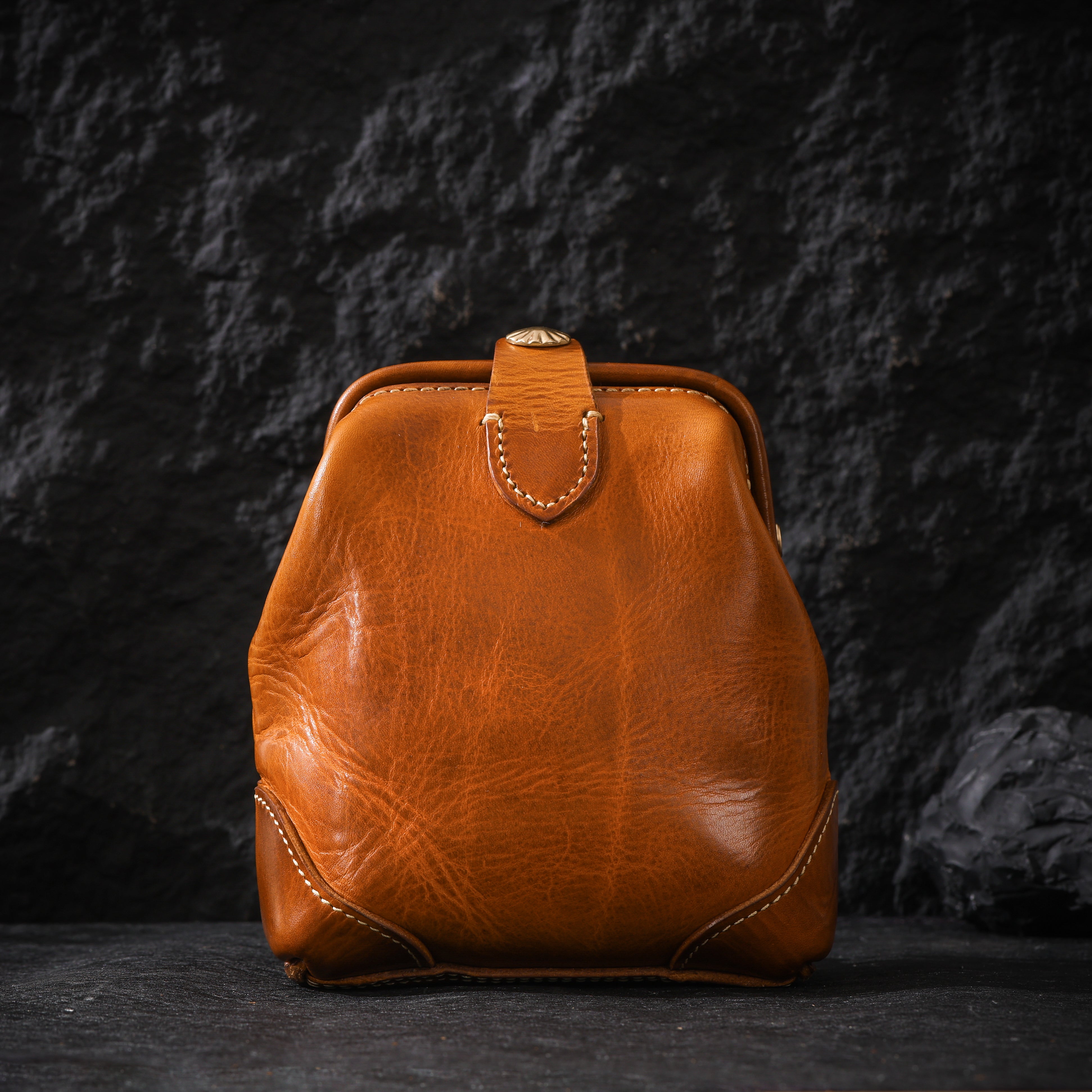 Etui van plantaardig gelooid leer