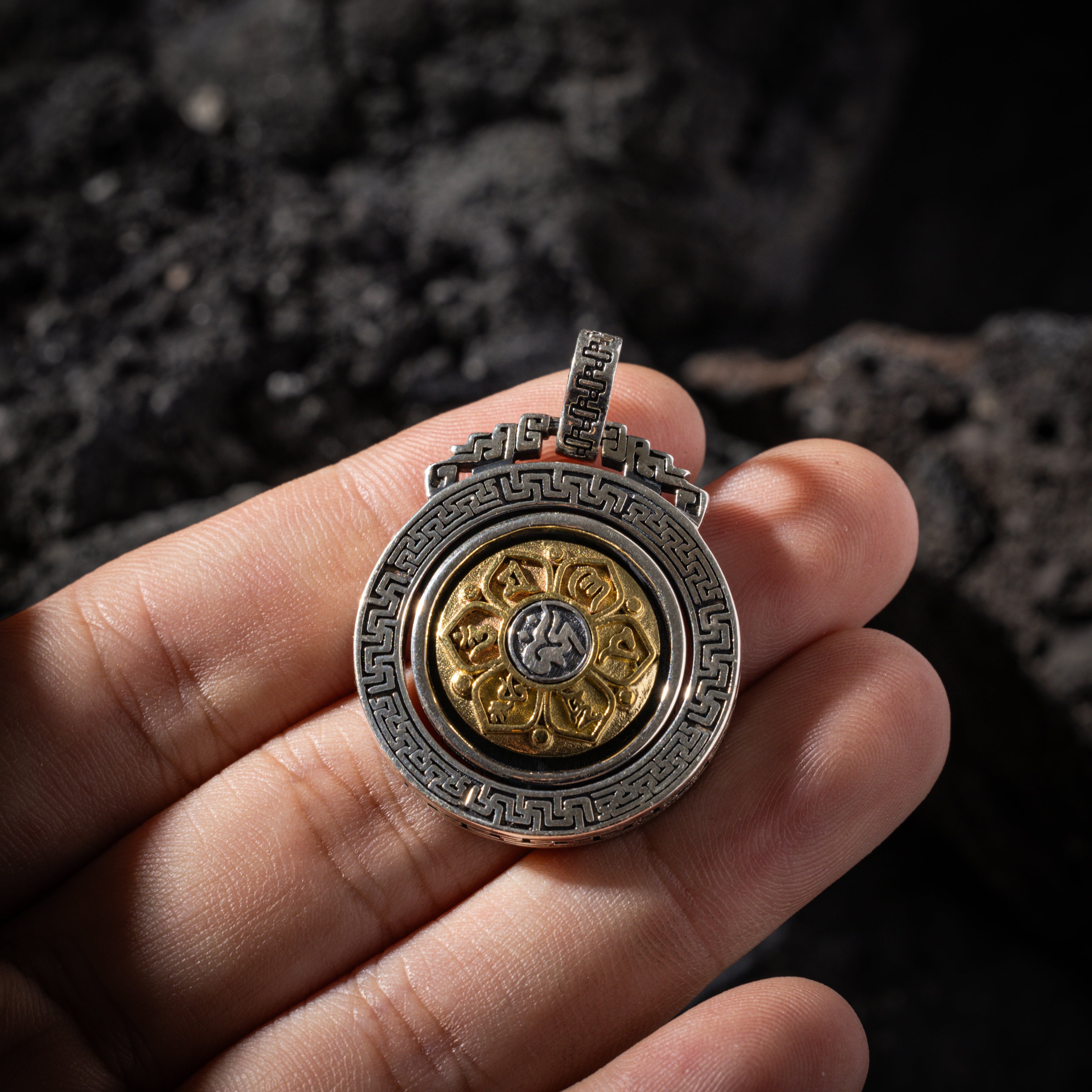 Rotating Round Bagua Pendant Necklace-4