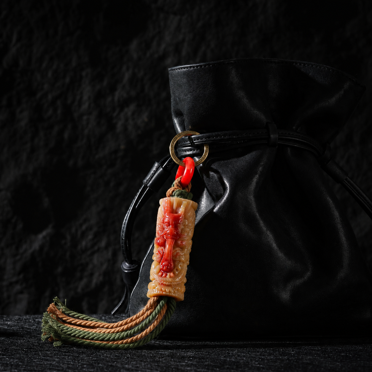 Talisman tashanger met drakenbotmotief-1