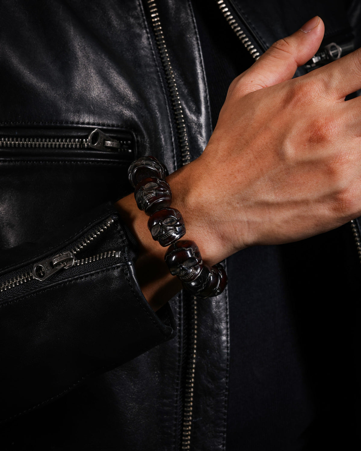 Armband aus dunkelburgunderfarbenem Yakknochenschädel-2