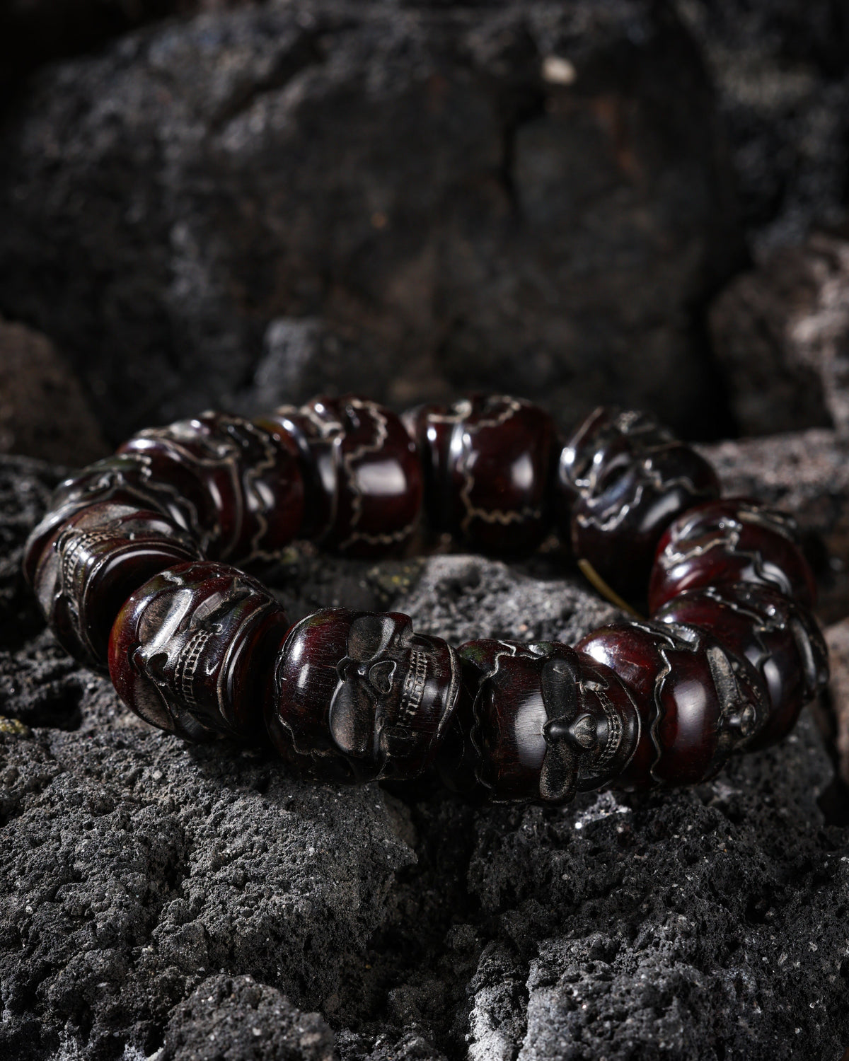 Armband aus dunkelburgunderfarbenem Yakknochenschädel-4