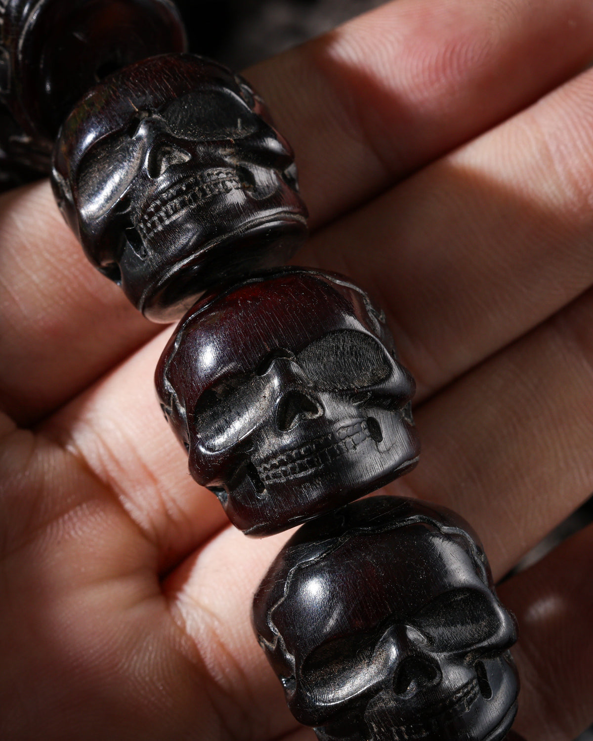 Armband aus dunkelburgunderfarbenem Yakknochenschädel-5