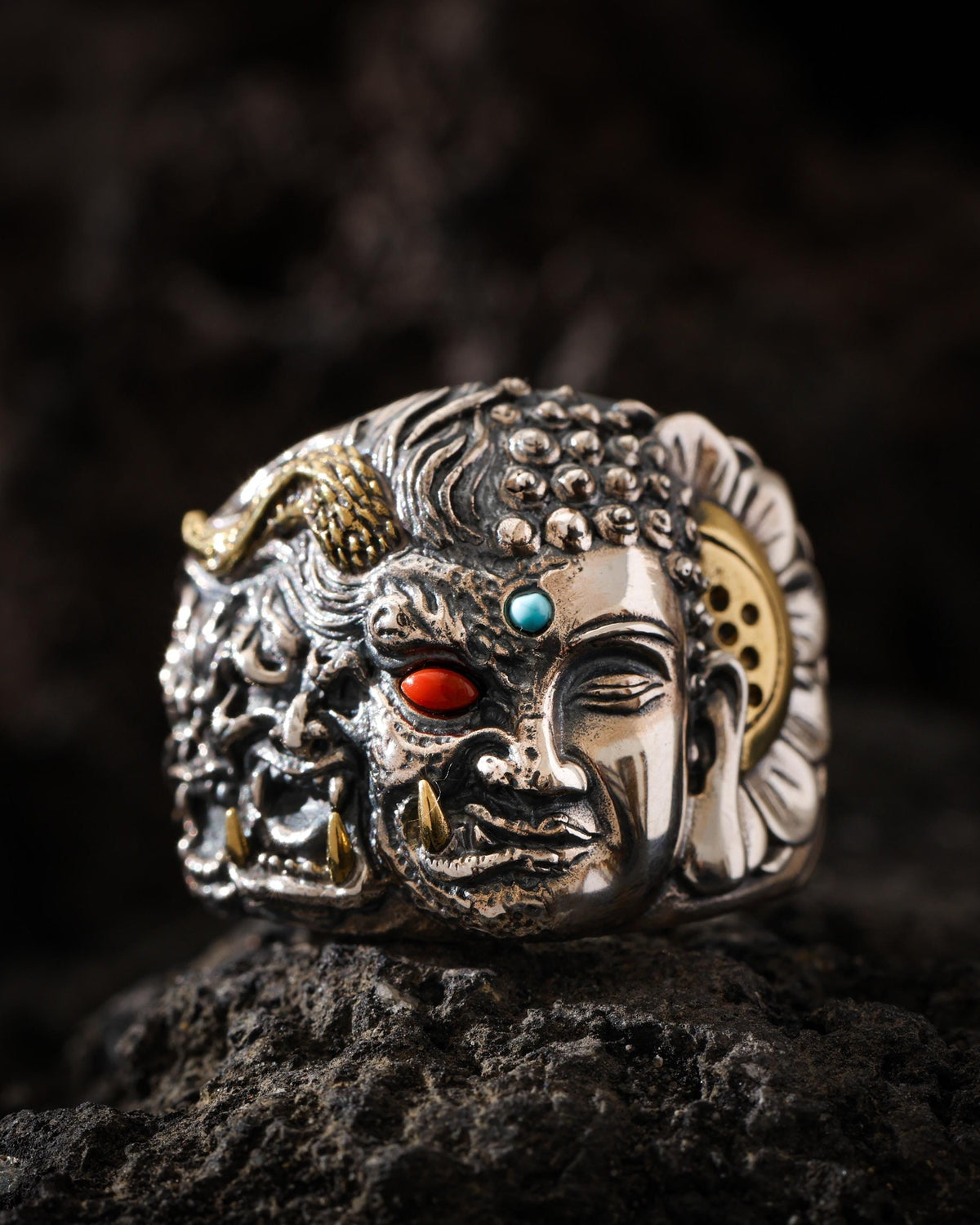 Anillo ajustable con diseño de máscara de guardián
