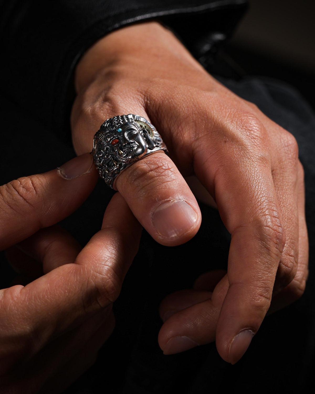 Anillo ajustable con diseño de máscara de guardián