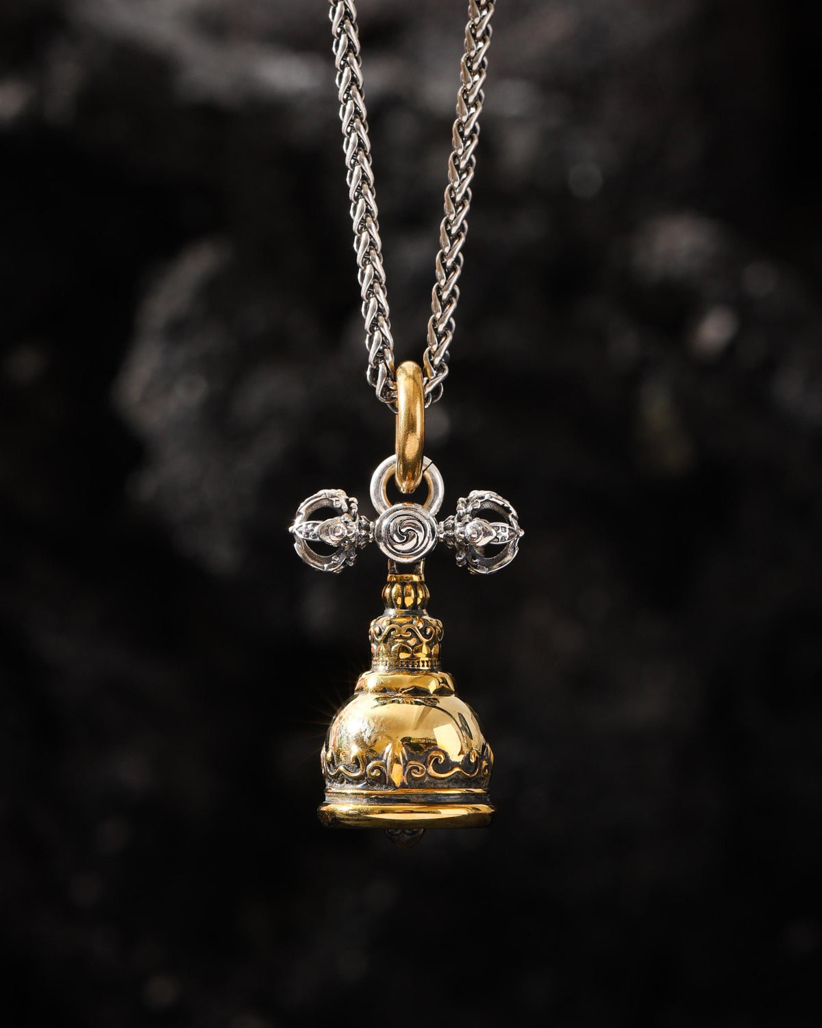 Collana con ciondolo a campana Vajra