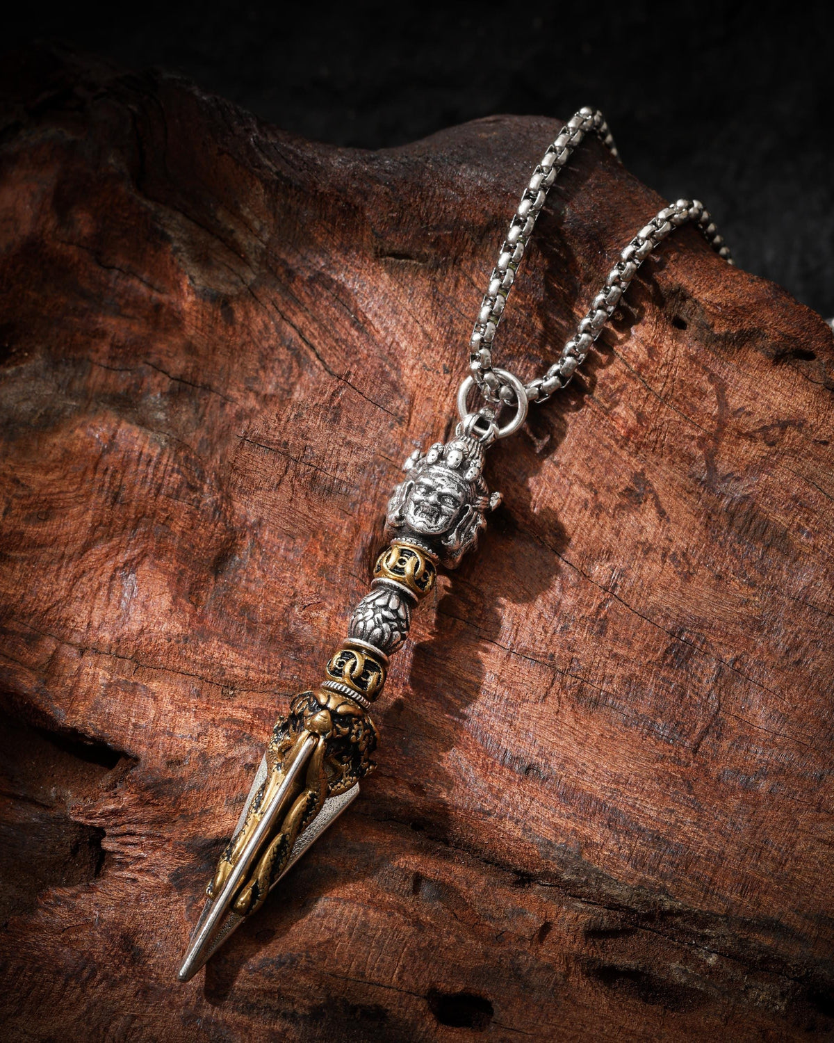 Collar con colgante Phurba