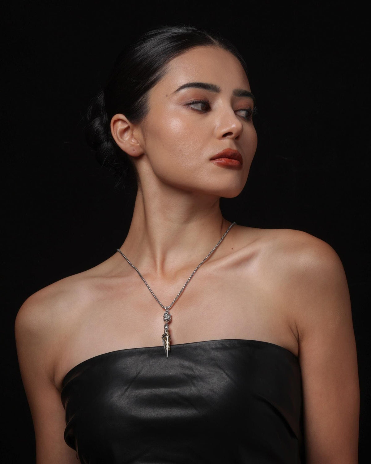 Collar con colgante Phurba