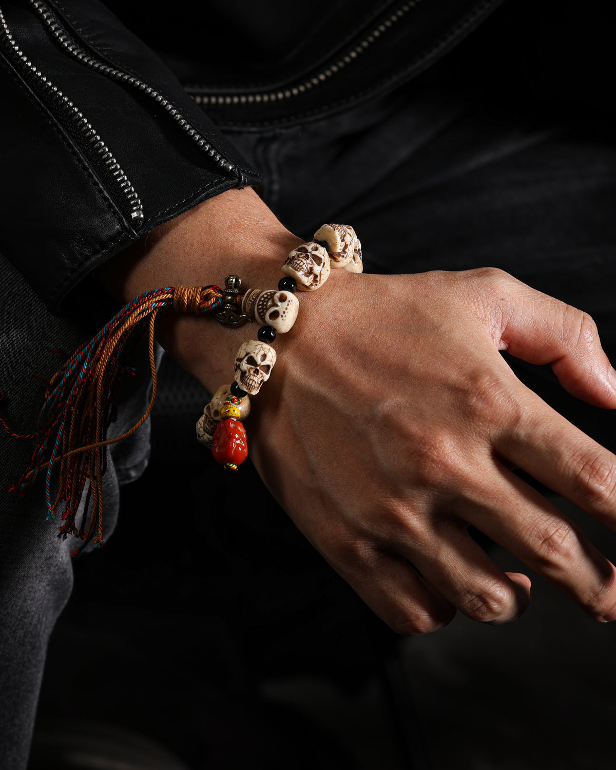 Armband aus Yakknochenschädel