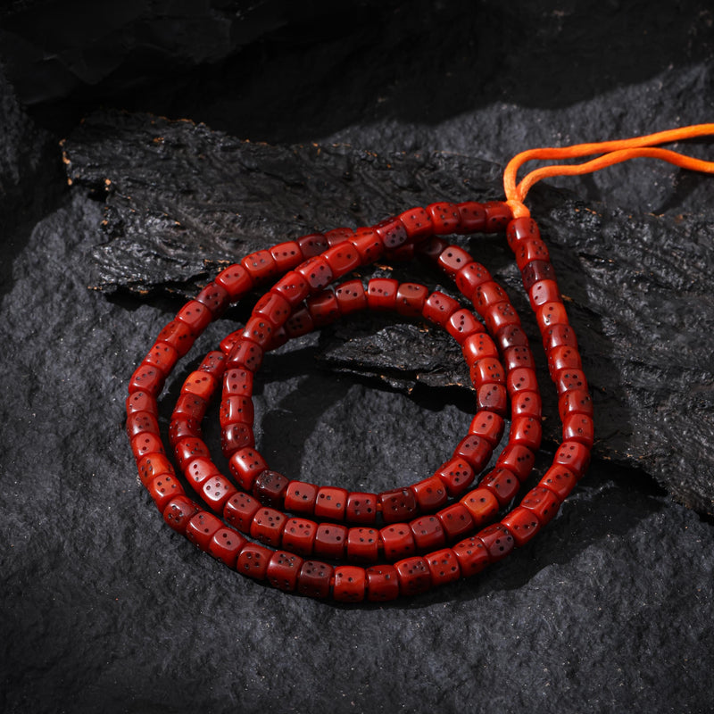 Collier en os composé de 108 perles Mala