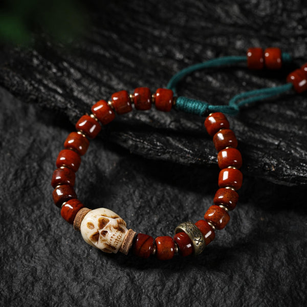 Armband mit geschnitztem Totenkopf aus Yakknochen