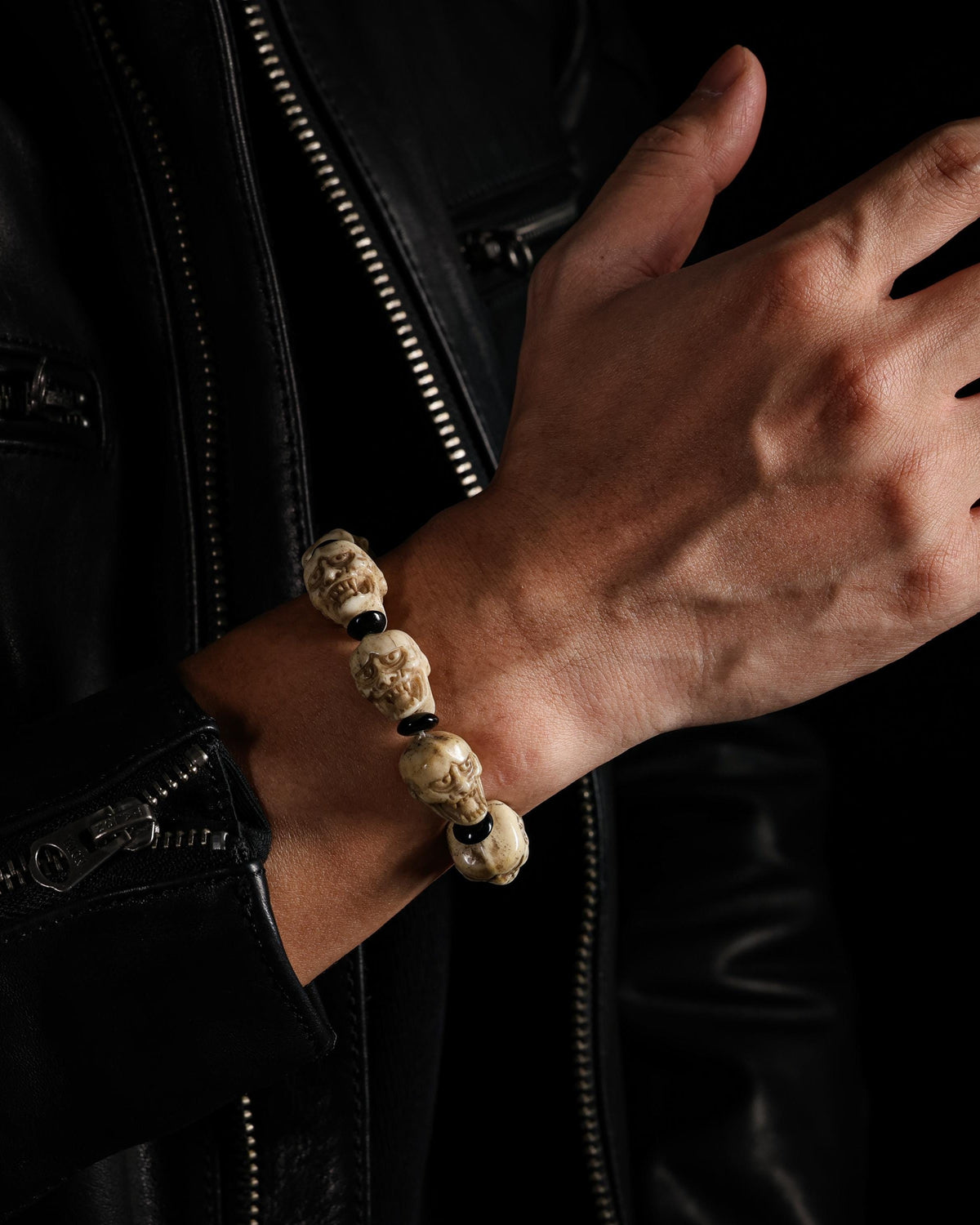 Bracciale con teschio a doppia faccia in osso