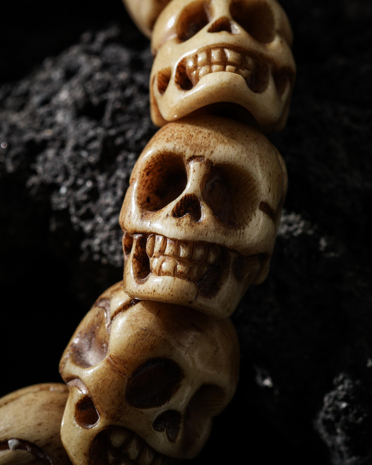 Pulsera de calavera de hueso de yak burdeos oscuro-12
