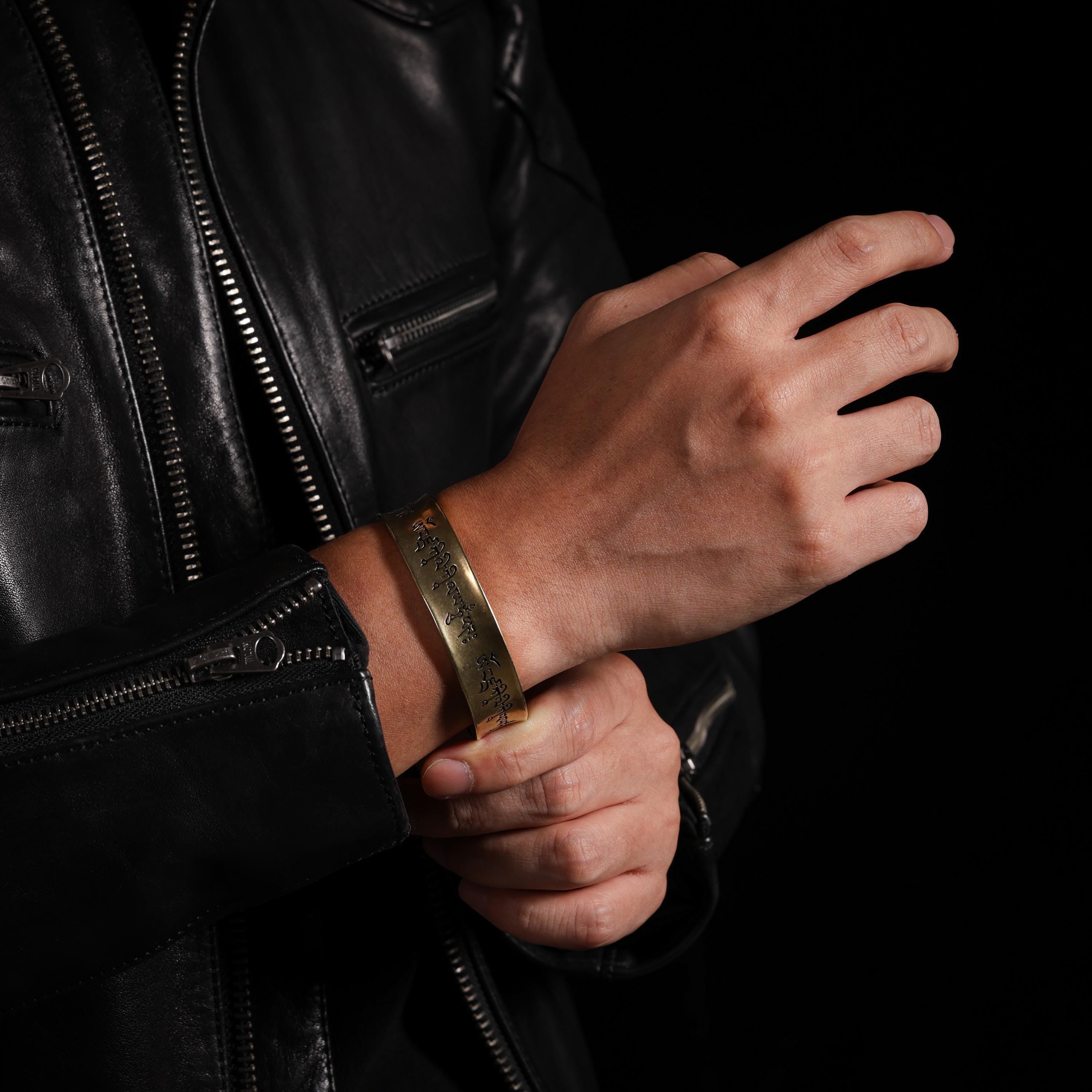 AURA DEER Vajra Mantra Hand-Engraved Tibetan Cuff Bracelet