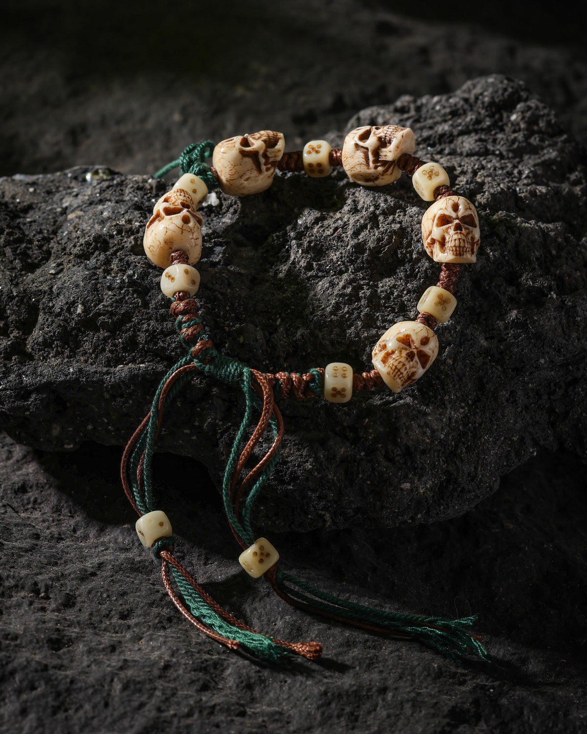 Armband aus geschnitztem Yakknochenschädel