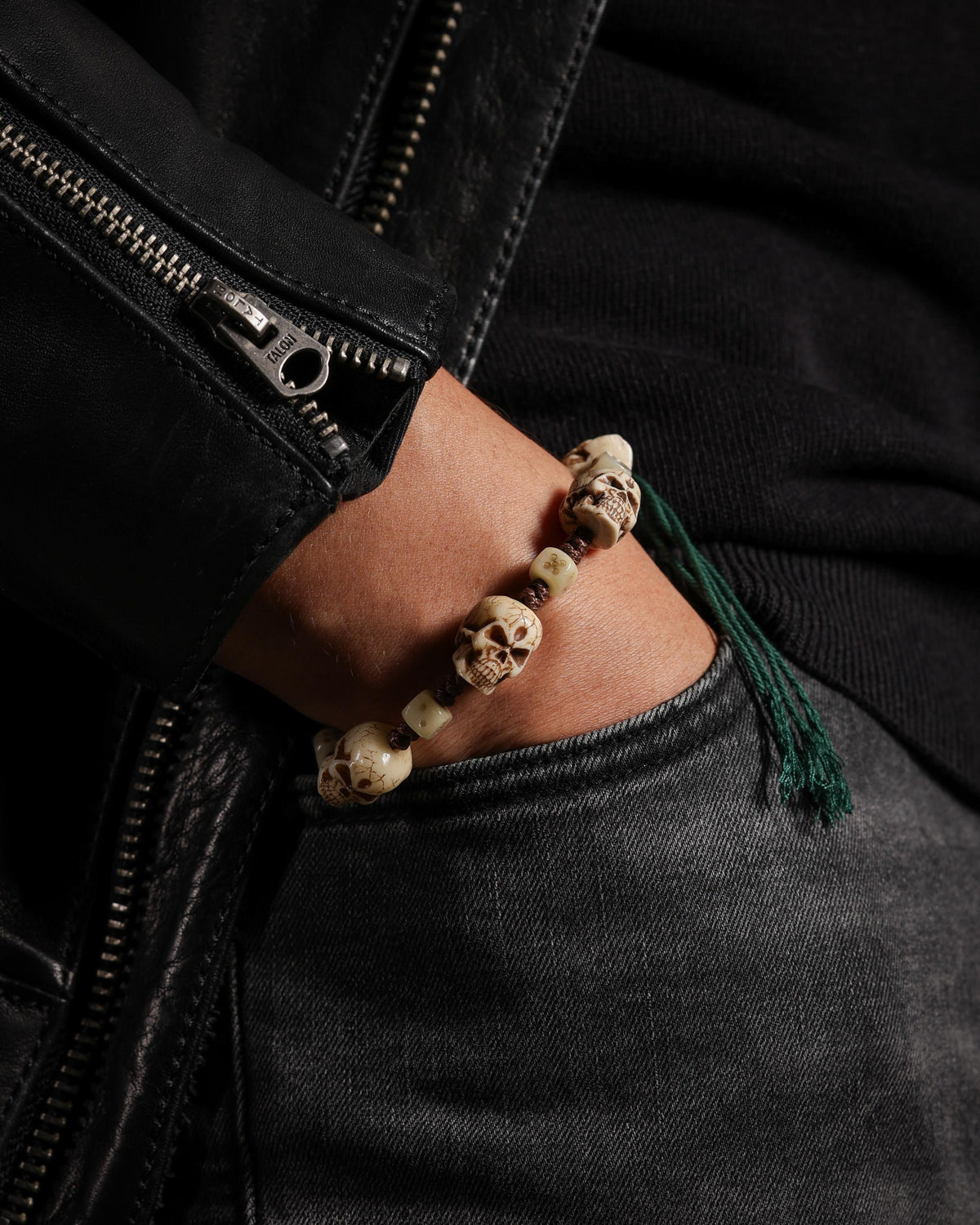 Armband aus geschnitztem Yakknochenschädel