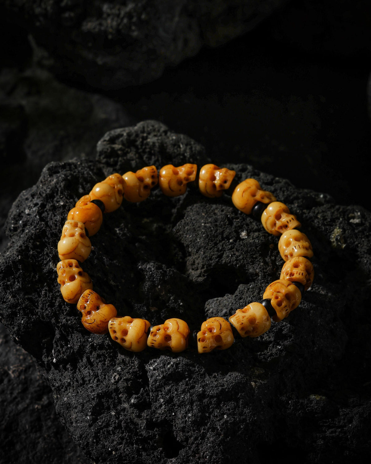 Bracelet crâne en os de yak et agate noire-4