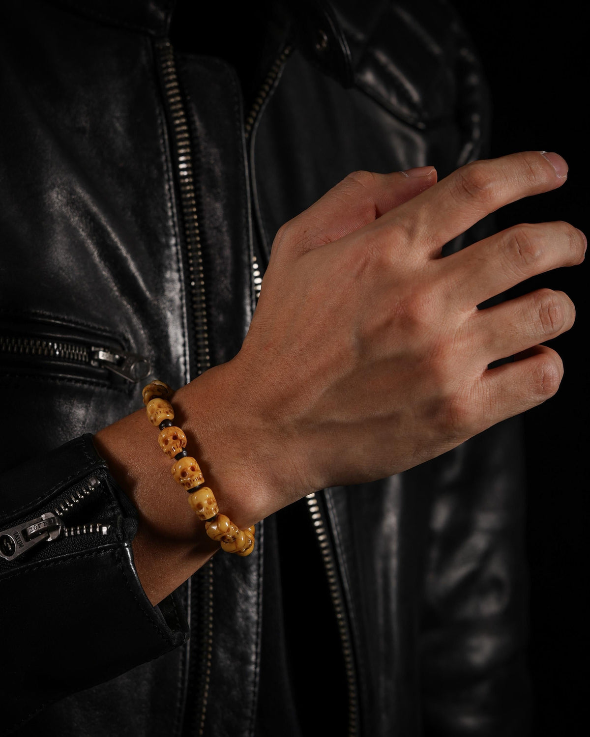Bracelet crâne en os de yak et agate noire-3