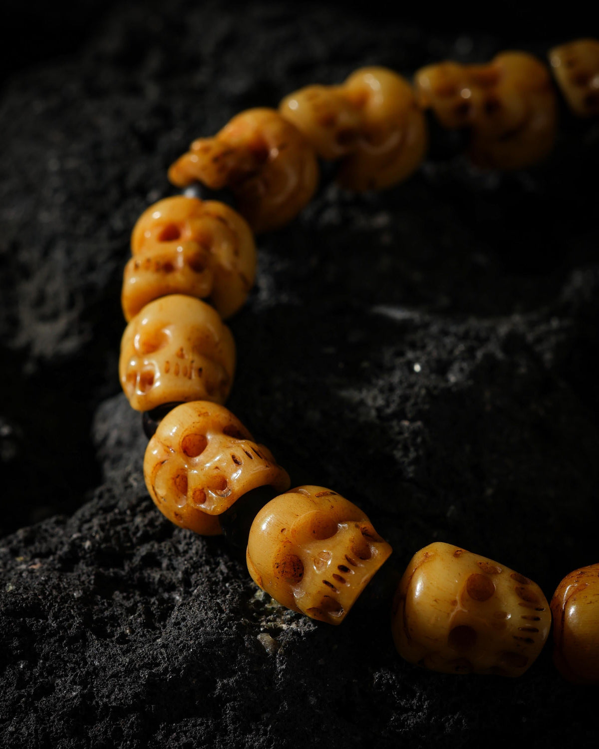 Bracelet crâne en os de yak et agate noire-5